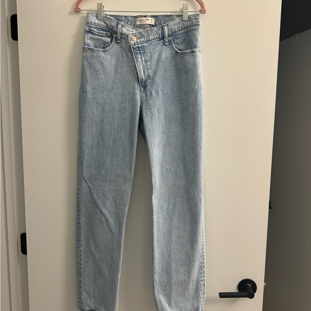 Abercrombie & Fitch “The 90s Straight Ultra High Rise” Light Wash